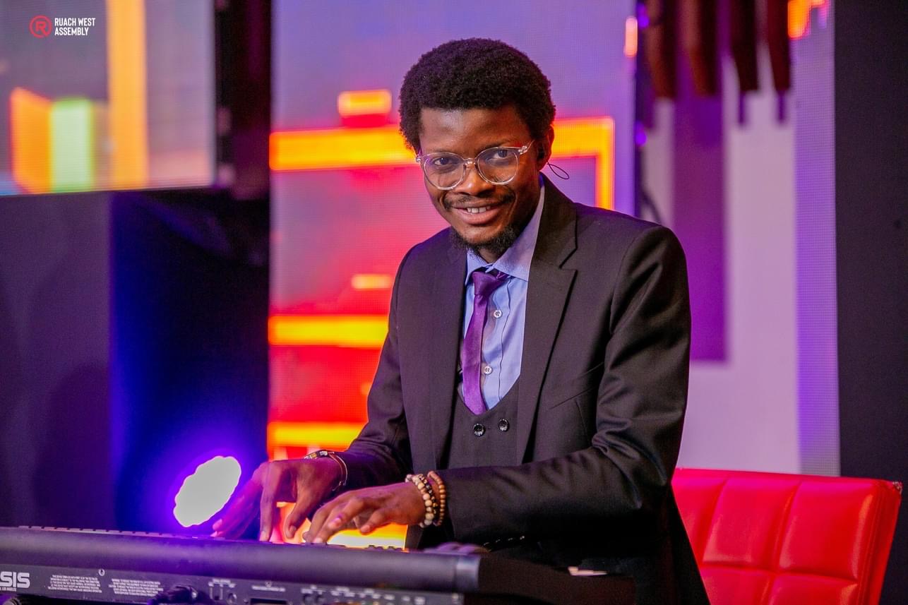 Intare playing the keyboard on stage